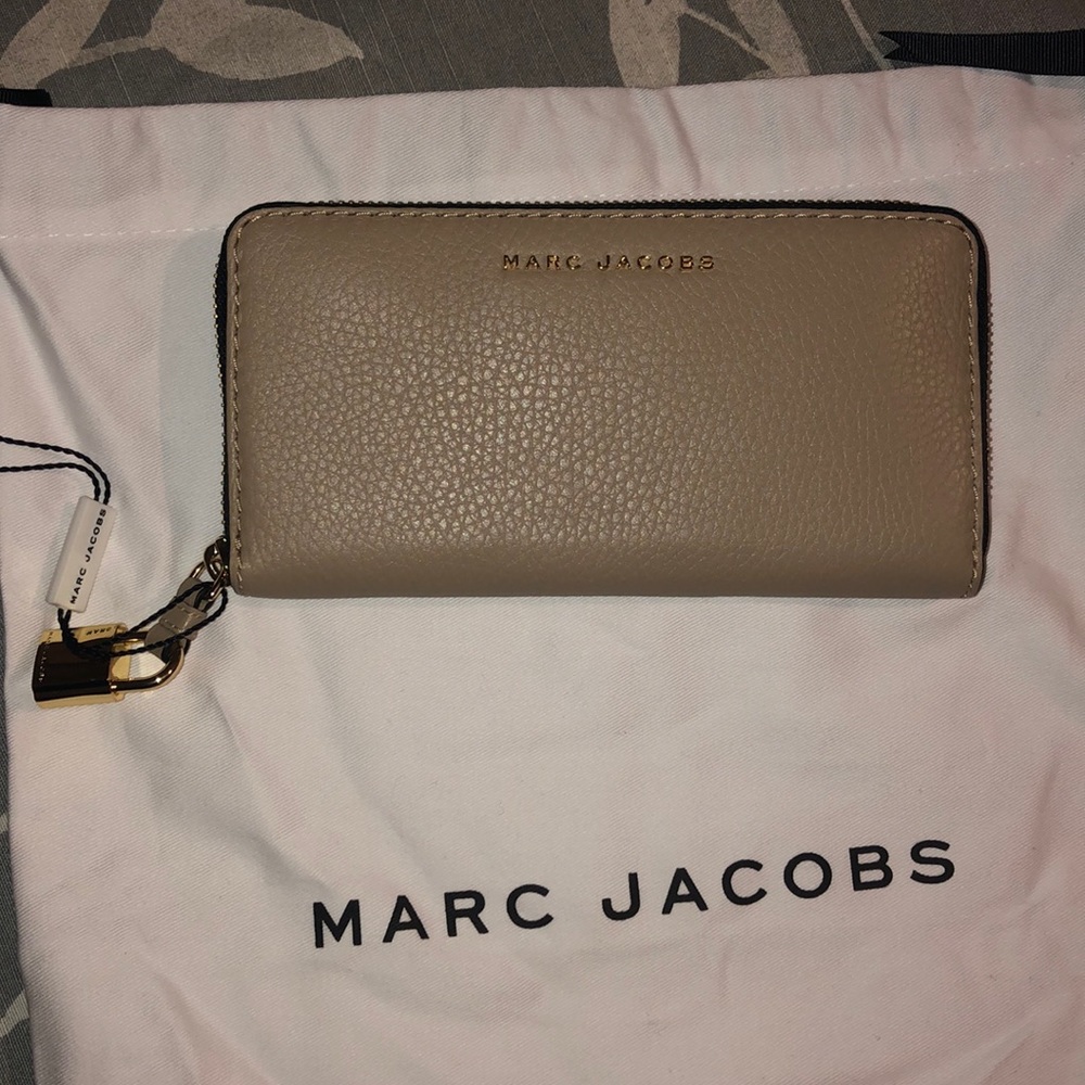 Marc Jacobs zip around wallet